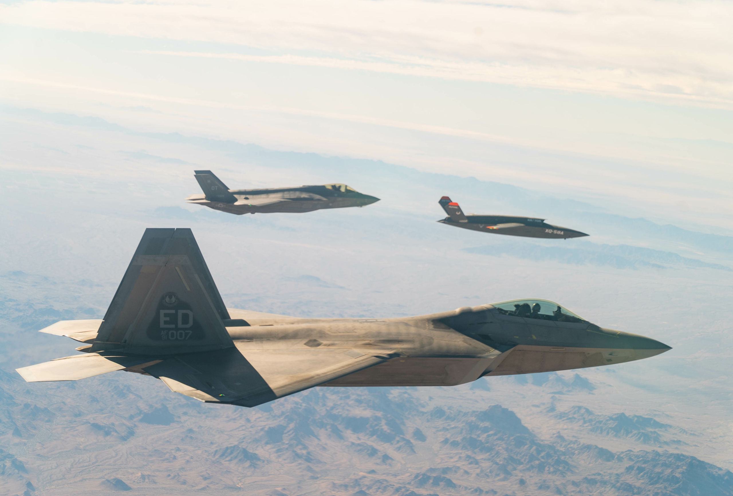 Các chiến đấu cơ F-22 và F-35 của Không quân Hoa Kỳ cùng phi cơ điều khiển từ xa có chi phí thấp XQ-58A Valkyrie đã bay trên bầu trời Trường thử nghiệm Yuma của Lục quân Hoa Kỳ vào ngày 09/12/2020. (Ảnh: Không quân Hoa Kỳ)