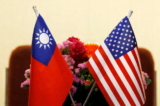 Quốc kỳ của Đài Loan và Hoa Kỳ được treo trong một cuộc họp ở Đài Bắc, Đài Loan, vào ngày 27/03/2018. (Ảnh: Tyrone Siu/Reuters)