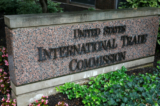 Biển hiệu bên ngoài Ủy ban Thương mại Quốc tế Hoa Kỳ (USITC) ở Hoa Thịnh Đốn hôm 31/08/2020. (Ảnh: Andrew Kelly/Reuters)