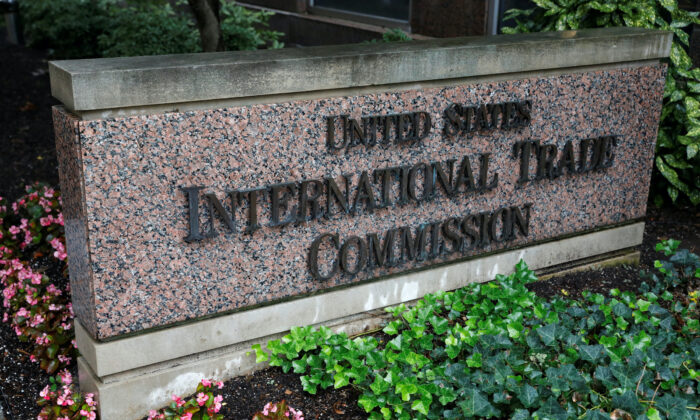 Biển hiệu bên ngoài Ủy ban Thương mại Quốc tế Hoa Kỳ (USITC) ở Hoa Thịnh Đốn hôm 31/08/2020. (Ảnh: Andrew Kelly/Reuters)