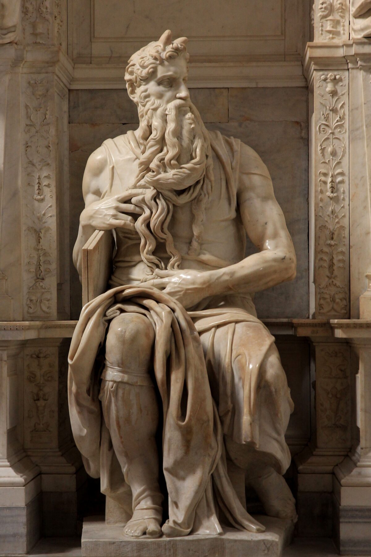 Tượng “Moses” của nghệ thuật gia Michelangelo trong nhà thờ San Pietro ở Vincoli, Rome. (Những chiếc sừng trên đầu Nhà tiên tri Moses được cho là dựa theo theo bản dịch tiếng Latin của Kinh Thánh vào thời điểm tạo ra bức tượng.) (Ảnh: Jörg Bittner Unna/CC BY 3.0)