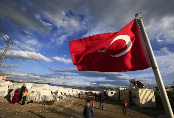 Cờ Thổ Nhĩ Kỳ tại trại tị nạn dành cho người tị nạn Syria ở Islahiye, tỉnh Gaziantep, đông nam Thổ Nhĩ Kỳ, vào ngày 16/03/2016. (Ảnh: AP Photo/Lefteris Pitarakis)
