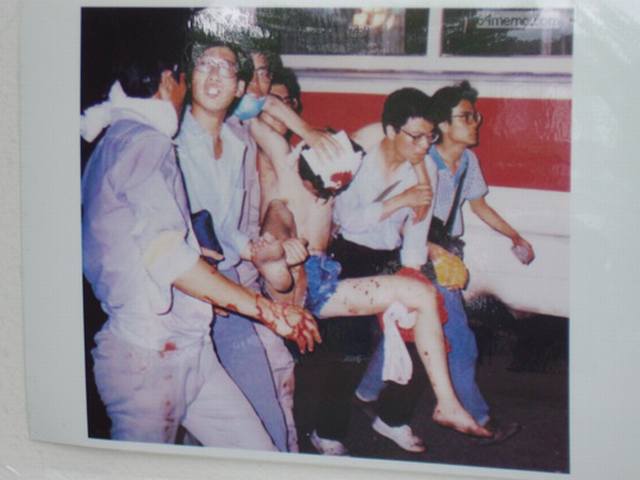 Cuộc đàn áp đẫm máu ngày 04/06 của ĐCSTQ. (Ảnh sao chép từ Triển lãm ảnh lịch sử ngày 04/06, do ký giả Long Thục Huệ của The Epoch Times chụp)
