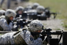 Các nữ quân nhân thuộc Đội chiến đấu Lữ đoàn 1, Sư đoàn không vận 101 huấn luyện trên trường bắn trong khi thử nghiệm áo giáp mới ở Fort Campbell, Kentucky, để chuẩn bị cho đợt khai triển tại Afghanistan, vào ngày 18/09/2012. (Ảnh: AP Photo/Mark Humphrey, Tư liệu)