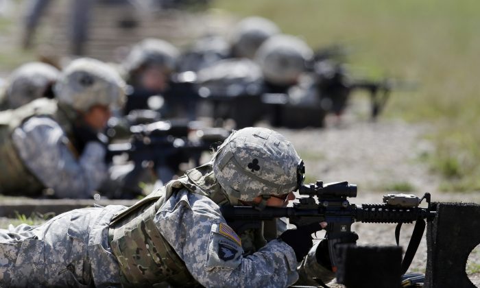 Các nữ quân nhân thuộc Đội chiến đấu Lữ đoàn 1, Sư đoàn không vận 101 huấn luyện trên trường bắn trong khi thử nghiệm áo giáp mới ở Fort Campbell, Kentucky, để chuẩn bị cho đợt khai triển tại Afghanistan, vào ngày 18/09/2012. (Ảnh: AP Photo/Mark Humphrey, Tư liệu)