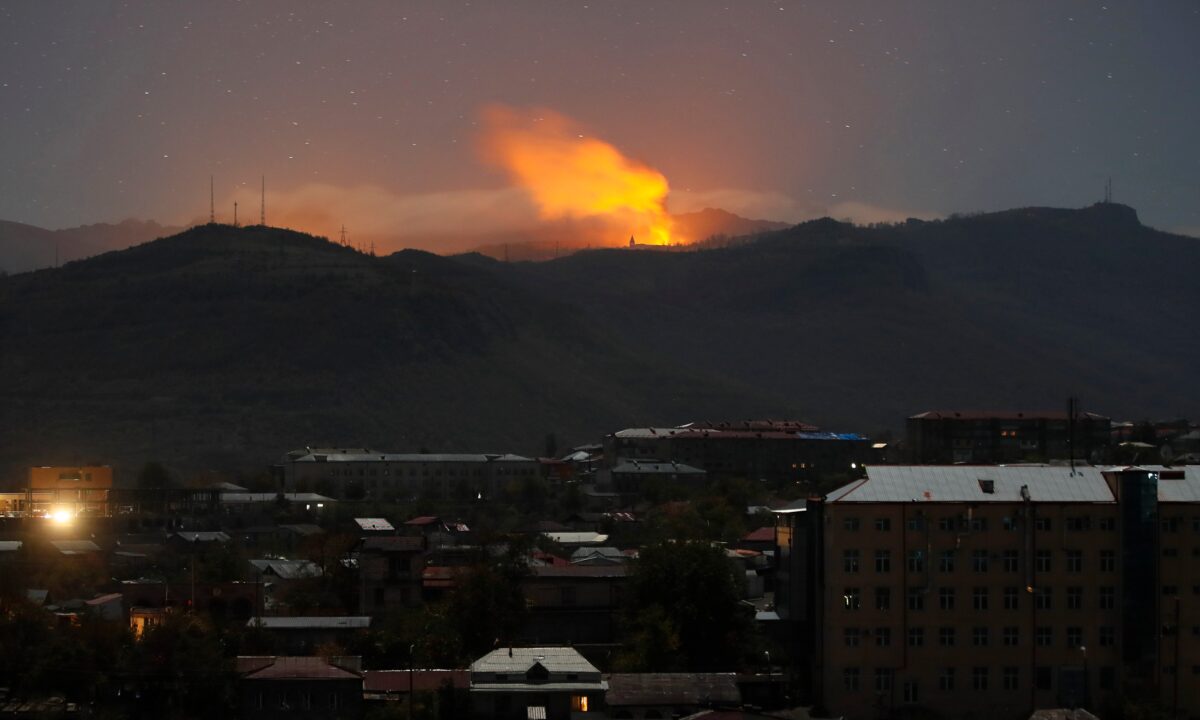 Các vụ nổ được nhìn thấy trong cuộc giao tranh giữa lực lượng của Armenia và lực lượng của Azerbaijan gần Shushi bên ngoài Stepanakert, khu vực ly khai Nagorno-Karabakh, vào ngày 07/11/2020. (Ảnh: AP Photo)