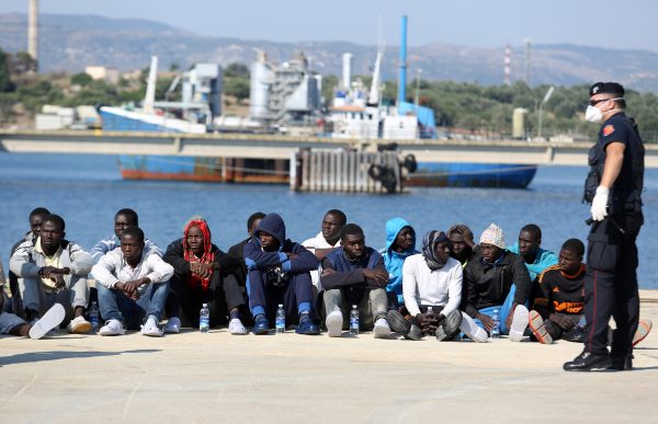 Mọi người chờ đợi để được kiểm tra sau khi rời tàu Peluso của Lực lượng Tuần duyên Ý khi đến thị trấn cảng Sicilia của Augusta, Ý, vào ngày 03/06/2015. (Ảnh: AP Photo/Francesco Malavolta)