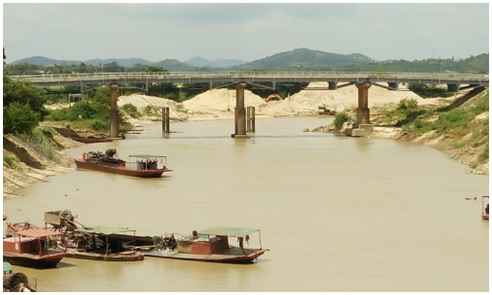 Việt Nam: Giá mua cát từ Cambodia đắt hơn gần 60% so với mua ở miền Tây