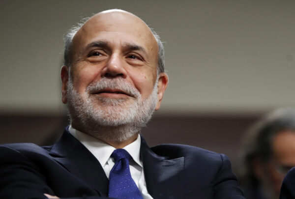 Cựu Chủ tịch Hệ thống Dự trữ Liên bang Ben Bernanke tham dự lễ trao giải thưởng Paul H. Douglas cho Đạo đức trong Chính phủ, tại Capitol Hill ở Hoa Thịnh Đốn, vào ngày 07/11/2017. (Ảnh: Jacquelyn Martin/AP Photo)