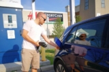 Một người đàn ông cắm sạc cho xe điện của mình tại trạm sạc ở Lansdowne Mall ở Peterborough, Ontario, hôm 17/06/2018. (Ảnh: The Canadian Press/Doug Ives)