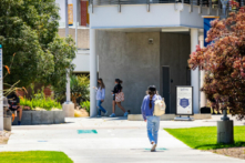 Sinh viên đi bộ đến lớp học hè tại trường Cao đẳng Orange Coast ở Costa Mesa, California, vào ngày 29/06/2022. (Ảnh: John Fredricks/The Epoch Times)