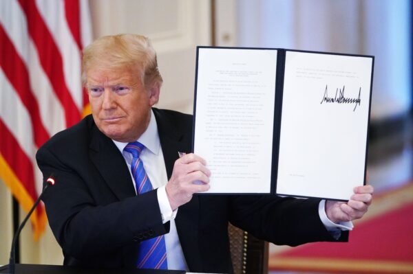 Cựu Tổng thống Donald Trump cầm sắc lệnh vừa ký tại Tòa Bạch Ốc, Hoa Thịnh Đốn, ngày 26/06/2020. (Ảnh: Mandel Ngân/AFP qua Getty Images)