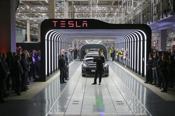 Tổng Giám đốc Tesla Elon Musk trình bày trong lễ khai trương chính thức nhà máy sản xuất xe hơi điện Tesla mới gần Gruenheide, Đức, vào ngày 22/03/2022. (Ảnh: Christian Marquardt/Getty Images)