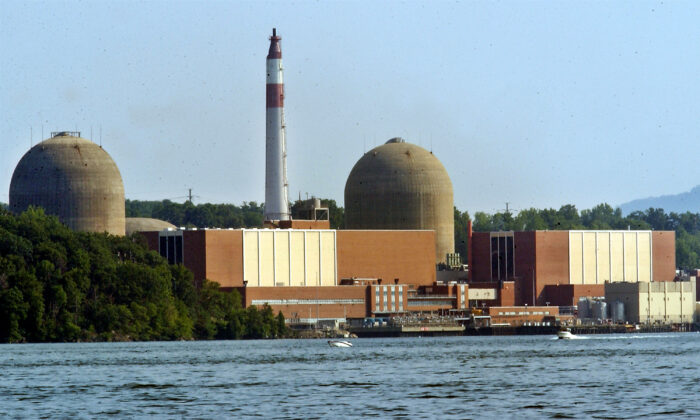 Nhà máy Điện Hạt nhân Indian Point, nằm ở bờ đông sông Hudson, cách Manhattan khoảng 36 dặm về phía Bắc, đã cung cấp tới 1/4 nhu cầu điện của thành phố New York trước khi ngừng hoạt động hồi năm 2021. (Ảnh: Stephen Chernin/Getty Images)