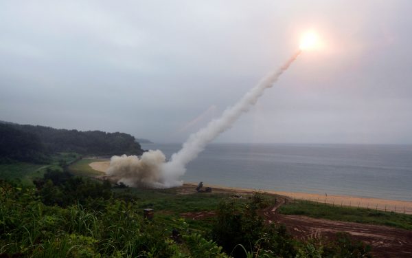Ngân sách quốc phòng Hoa Kỳ năm 2024 được đề xướng gồm có 80 triệu USD để chuyển giao cho Ukraine một Hệ thống Phi đạn Chiến thuật của Quân đội Hoa Kỳ (ATACMS), giống như hệ thống đang được Nam Hàn sử dụng hồi năm 2017. (Ảnh: Bộ Quốc phòng Nam Hàn qua Getty Images)
