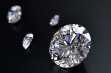 Hình ảnh toàn bộ viên kim cương cắt tròn 51.38 carat, Dynasty, cùng với các loại đá quý khác từ bộ sưu tập kim cương đánh bóng của công ty khai thác kim cương Nga Alrosas Dynasty ở Moscow, vào ngày 03/08/2017. (Ảnh: Yuri Kadobnov/AFP qua Getty Images)