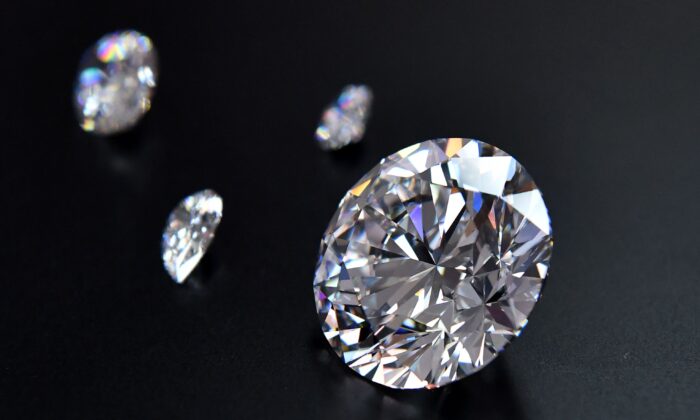 Hình ảnh toàn bộ viên kim cương cắt tròn 51.38 carat, Dynasty, cùng với các loại đá quý khác từ bộ sưu tập kim cương đánh bóng của công ty khai thác kim cương Nga Alrosas Dynasty ở Moscow, vào ngày 03/08/2017. (Ảnh: Yuri Kadobnov/AFP qua Getty Images)