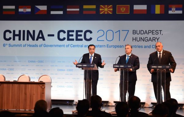 (Từ trái qua phải) Thủ tướng Trung Quốc Lý Khắc Cường, Thủ tướng Hungary Viktor Orban, và Thủ tướng Bulgaria Boyko Borisov nói chuyện trong một diễn đàn kinh tế ở Budapest với sự tham dự của 16 nhà lãnh đạo Trung và Đông Âu ngày 27/11/2017. (Ảnh: Attila Kisbenedek/AFP/Getty Images)