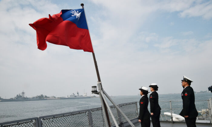 Các thủy thủ Đài Loan chào quốc kỳ của hòn đảo này trên boong tàu tiếp tế Panshih sau khi tham gia cuộc tập trận thường niên tại căn cứ hải quân Tả Doanh ở Cao Hùng, Đài Loan, vào ngày 31/01/2018. (Ảnh: Mandy Cheng/AFP qua Getty Images)
