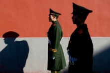 Công an Trung Quốc đứng gác ở Bắc Kinh, Trung Quốc, vào ngày 17/11/2009. (Ảnh: Saul Loeb/AFP/Getty Images)