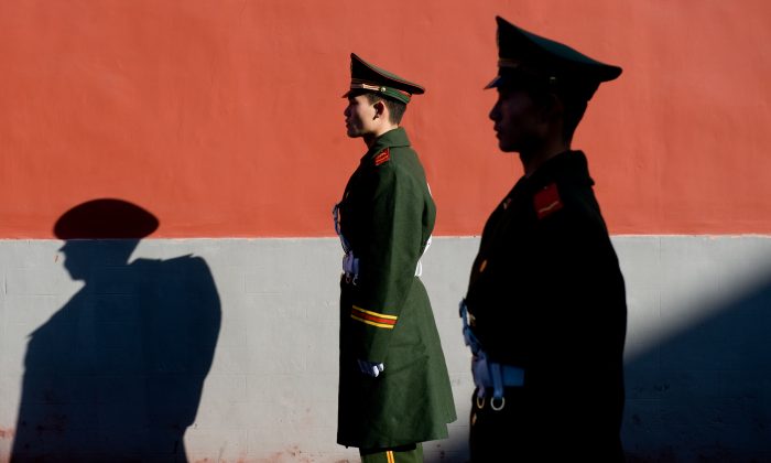 Công an Trung Quốc đứng gác ở Bắc Kinh, Trung Quốc, vào ngày 17/11/2009. (Ảnh: Saul Loeb/AFP/Getty Images)