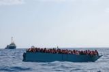 Một chiếc thuyền chật ních người chờ được Sea Watch 3 giải cứu trên biển Địa Trung Hải, ngày 02/08/2021. (Ảnh: Sea-Watch.org qua AP)