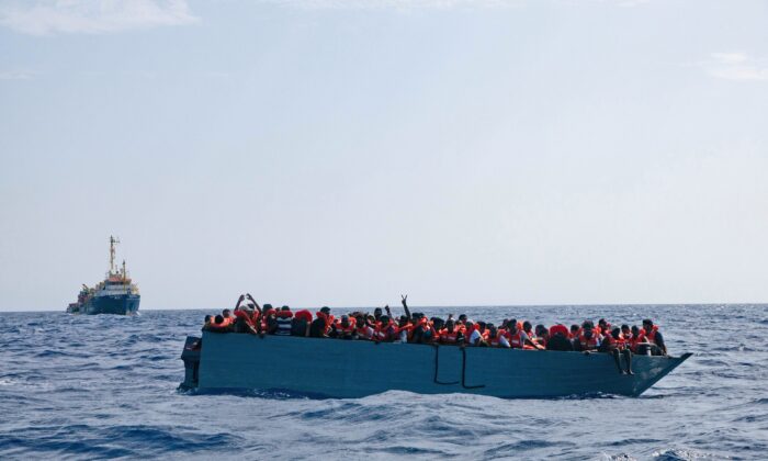 Một chiếc thuyền chật ních người chờ được Sea Watch 3 giải cứu trên biển Địa Trung Hải, ngày 02/08/2021. (Ảnh: Sea-Watch.org qua AP)