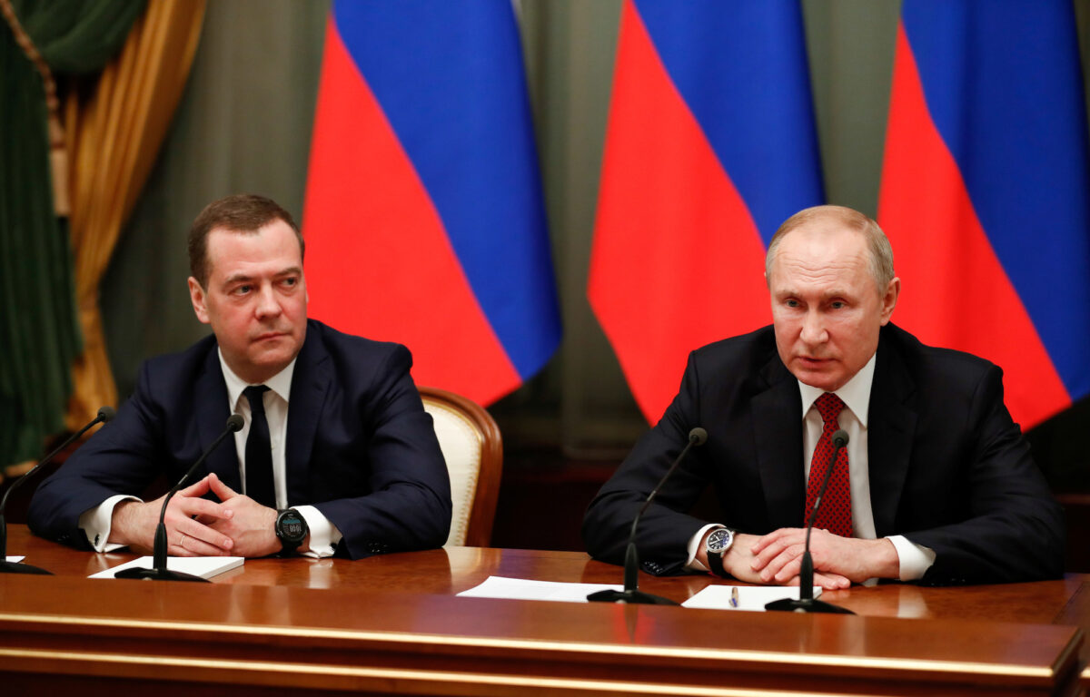 Tổng thống Nga Vladimir Putin (phải) và Phó Chủ tịch Hội đồng An ninh Nga Dmitry Medvedev tham dự một cuộc họp với các thành viên chính phủ ở Moscow, Nga, vào ngày 15/01/2020. (Ảnh: Sputnik/Dmitry Astakhov/Pool via Reuters/File Photo)