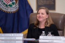 Thống đốc Hệ thống Dự trữ Liên bang Michelle Bowman tham dự một sự kiện ở Hoa Thịnh Đốn hôm 04/10/2019. (Ảnh: Eric Baradat/AFP/Getty Images)