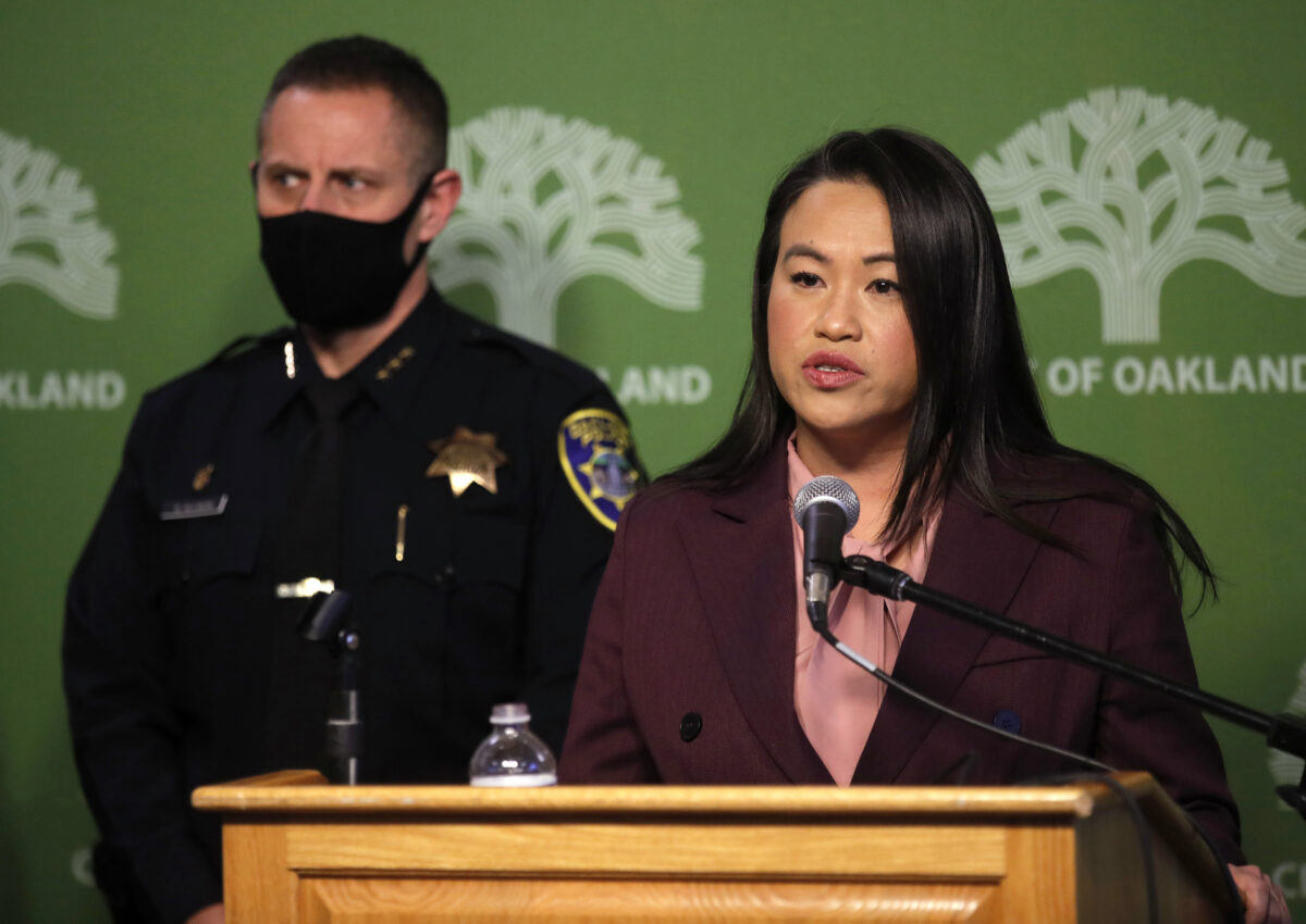 Thị trưởng Oakland Sheng Thao tuyên bố sa thải Cảnh sát trưởng LeRonne Armstrong của Oakland trong một cuộc họp báo tại Tòa thị chính ở Oakland, California, vào ngày 15/02/2023. (Ảnh: Jane Tyska/Bay Area News Group via AP)