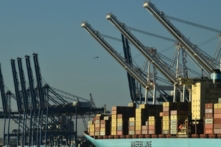 Cần cẩu xếp các container hàng hóa tại Cảng Baltimore, vào ngày 10/11/2021. (Ảnh: Brendan Smialowski/AFP qua Getty Images)