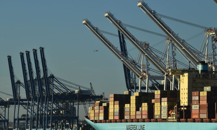Cần cẩu xếp các container hàng hóa tại Cảng Baltimore, vào ngày 10/11/2021. (Ảnh: Brendan Smialowski/AFP qua Getty Images)