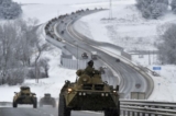 Đoàn xe thiết giáp của Nga di chuyển dọc đường cao tốc ở Crimea ngày 18/01/2022. (Ảnh: AP)