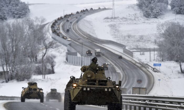 Đoàn xe thiết giáp của Nga di chuyển dọc đường cao tốc ở Crimea ngày 18/01/2022. (Ảnh: AP)