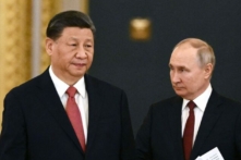 Tổng thống Nga Vladimir Putin (bên phải) và nhà lãnh đạo Trung Quốc Tập Cận Bình bước vào hội trường trong cuộc gặp tại Điện Kremlin ở Moscow, Nga, vào ngày 21/03/2023. (Ảnh: Alexey Maishev/Sputnik/AFP qua Getty Images)