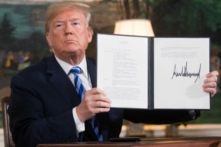 Cựu Tổng thống Hoa Kỳ Donald Trump tuyên bố Hoa Kỳ rút khỏi thỏa thuận quốc tế về chương trình hạt nhân của Iran và tái áp đặt các chế tài trừng phạt đối với Iran tại Tòa Bạch Ốc vào ngày 08/05/2018. (Ảnh: Saul Loeb/AFP)