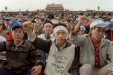 Sau khi ông Hồ Diệu Bang qua đời vào ngày 15/04/1989, các sinh viên vô cùng thương tiếc. Bắt đầu từ giữa đến cuối tháng Tư, một số lượng lớn sinh viên và người dân từ khắp nơi trên cả nước không ngừng đổ về Bắc Kinh để tranh đấu cho dân chủ. Ảnh chụp người dân tập trung tại Quảng trường Thiên An Môn vào ngày 18/05/1989. (Ảnh: Catherine Henriette/AFP/Getty Images)