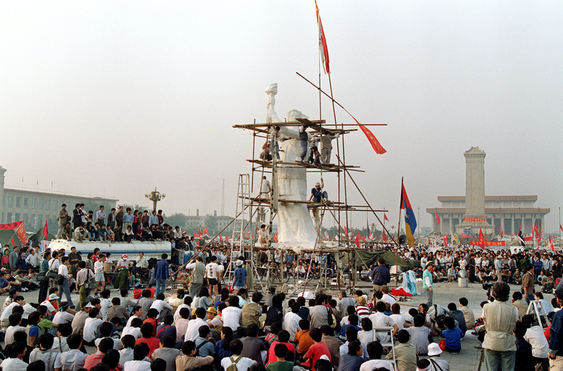 Tượng Nữ thần Dân chủ được dựng lên tại Quảng trường Thiên An Môn, Bắc Kinh, vào ngày 30/05/1989. (Ảnh: Naohiro Kimura/AFP)