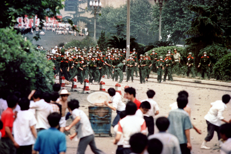 Vào ngày 06/06/1989, tại Bắc Kinh, sinh viên, người dân, và binh lính dưới sự xúi giục của ĐCSTQ đã hình thành một thế đối đầu. (Ảnh: AFP)
