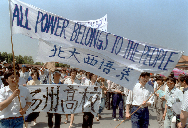 Vào ngày 25/05/1989, tại Bắc Kinh, mặc dù có lệnh giới nghiêm, nhưng hàng triệu người đã xuống đường biểu tình. Liên đoàn Tự trị Công nhân thành phố Bắc Kinh đã phối hợp tổ chức các sinh viên, ký giả, người lao động, và thậm chí cả Văn phòng Các vấn đề Hồng Kông và Macao của Quốc vụ viện, CCTV, Ủy ban Cải cách Cơ cấu Quốc gia và các quan chức khác tham gia. (Ảnh: Catherine Henriette/AFP)