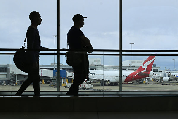 Hình ảnh hai hành khách đang đi qua một hành lang tại phi trường Sydney. (Ảnh: Mark Evans/Getty Images)