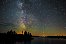 Từng có bao nhiêu người như chúng ta nhìn lên bầu trời đầy sao sáng? (Ảnh: Shutterstock)