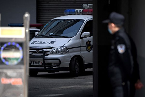 Hình ảnh một chiếc xe cảnh sát đi qua bên ngoài tòa án ở phía đông bắc Trung Quốc. (Ảnh: Noel Celis/AFP qua Getty Images)