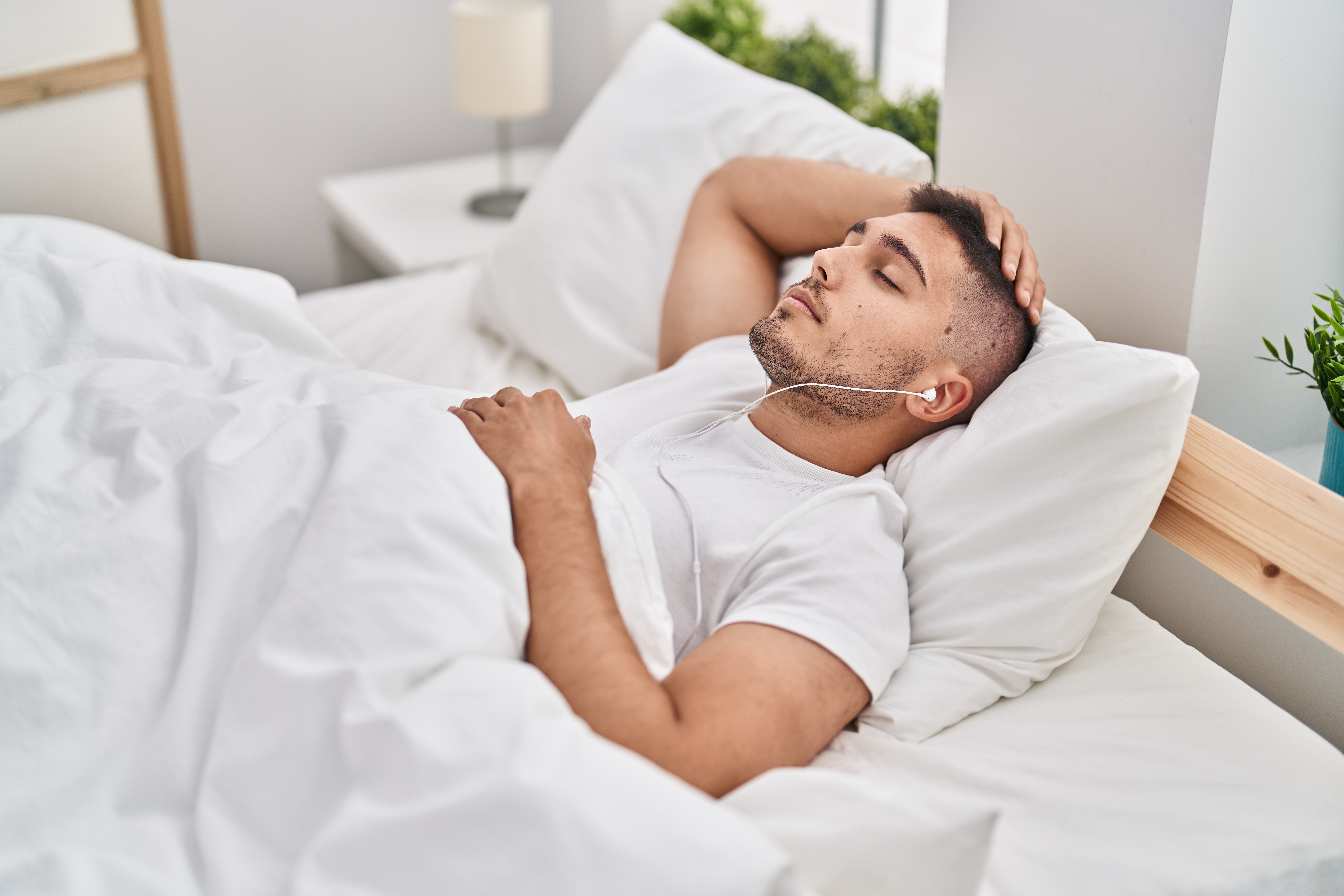 Ảnh minh họa một người đàn ông đang ngủ. (Ảnh: Shutterstock)