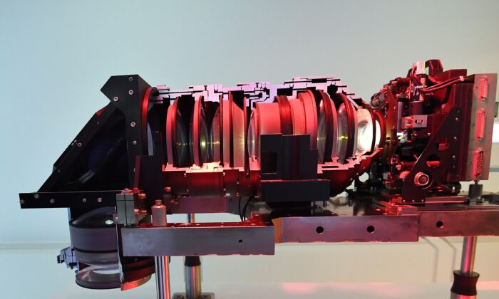 Ảnh chụp một thấu kính dùng để chế tạo vi mạch tích hợp quy mô lớn tại công ty ASML ở Veldhoven, Hà Lan hôm 17/04/2018. Công ty này hiện là nhà sản xuất máy khắc quang lớn nhất thế giới. (Ảnh: Emmanuel Dunand/AFP qua Getty Images)