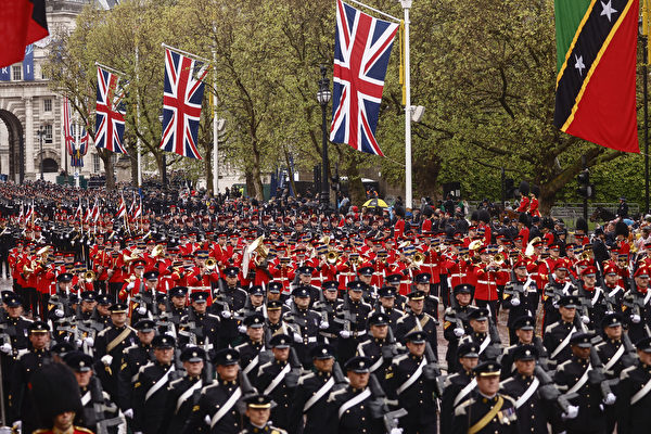Quân đội diễn hành tại trung tâm thương mại tại London vào ngày lễ đăng quang của Vua Charles Đệ tam của Vương quốc Anh, vào ngày 06/05/2023. (Ảnh: Yara Nardi - WPA Pool/Getty Images)