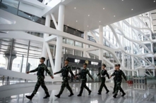 Cảnh sát vũ trang ĐCSTQ tuần tra bên trong Phi trường Quốc tế Đại Hưng mới mở cửa ở Bắc Kinh hôm 28/09/2019. (Ảnh: Noel Celis/AFP qua Getty Images)