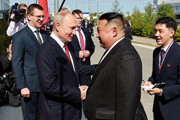 Tổng thống Nga Putin và nhà lãnh đạo Bắc Hàn Kim Jong-un gặp mặt và bắt tay tại Trung tâm phóng vệ tinh của Nga vào ngày 13/09/2023. (Ảnh: Vladimir Smirnov/Pool/AFP qua Getty Images)