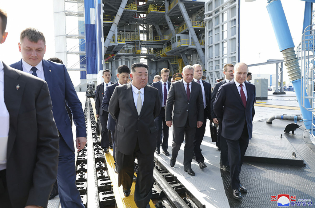 Nhà lãnh đạo Bắc Hàn Kim Jong-un và Tổng thống Nga Vladimir Putin đã đến thăm Trung tâm phóng vệ tinh Vostochny ở tỉnh Amur, Nga, vào ngày 13/09/2023. (Ảnh: STR/Kcna qua Kns/AFP)