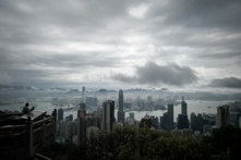 Khung cảnh phía chân trời của thành phố Hồng Kông khi một cơn bão đang đến gần, hôm 02/04/2014 tại cảng Victoria, Hồng Kông. (Ảnh: Philippe Lopez/AFP/Getty Images)